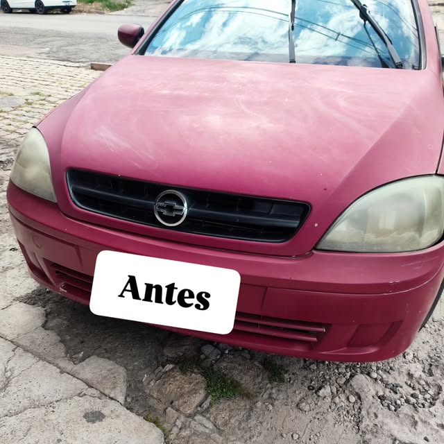Corsa vinho com placa 'Antes', foto de divulgação própria antes do reparo